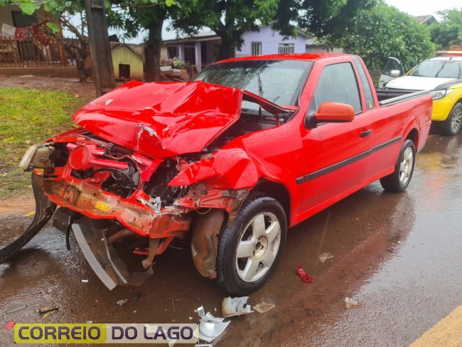 Condutor de Saveiro fica ferido ao colidir contra traseira de caminhão; PRE de Santa Helena atendeu o caso