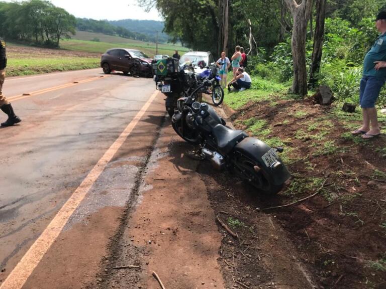 Condutor encosta para ajudar motociclista caído e sofre colisão traseira na Curva do Rodeio