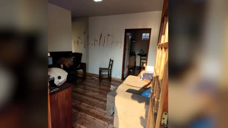 Cena de filme de terror: homem escreve “pilantra” com sangue da esposa