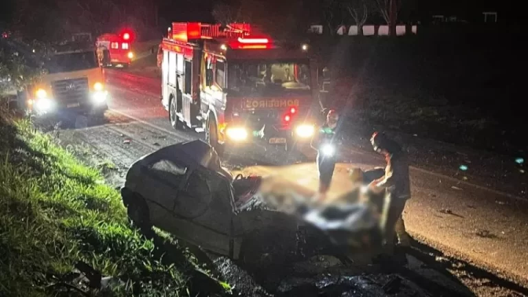 Colisão frontal entre carro e caminhão resulta na morte de rapaz em Palotina