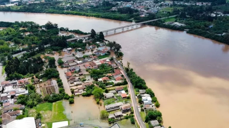 Governador determina contratação de hotéis e pousadas para desabrigados das chuvas