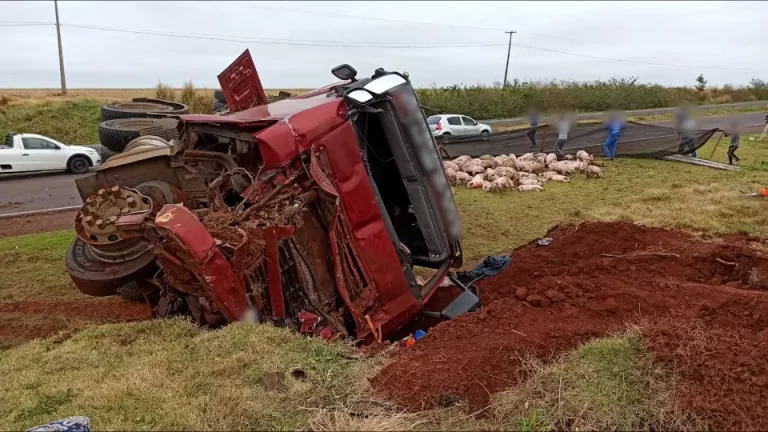 Batida seguida de tombamento deixa homem gravemente ferido na BR-163