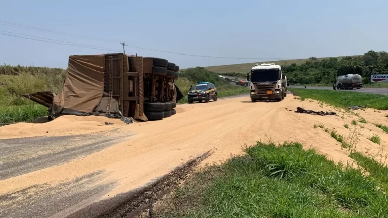 Carreta tomba e interdita BR-163 entre Toledo e Cascavel