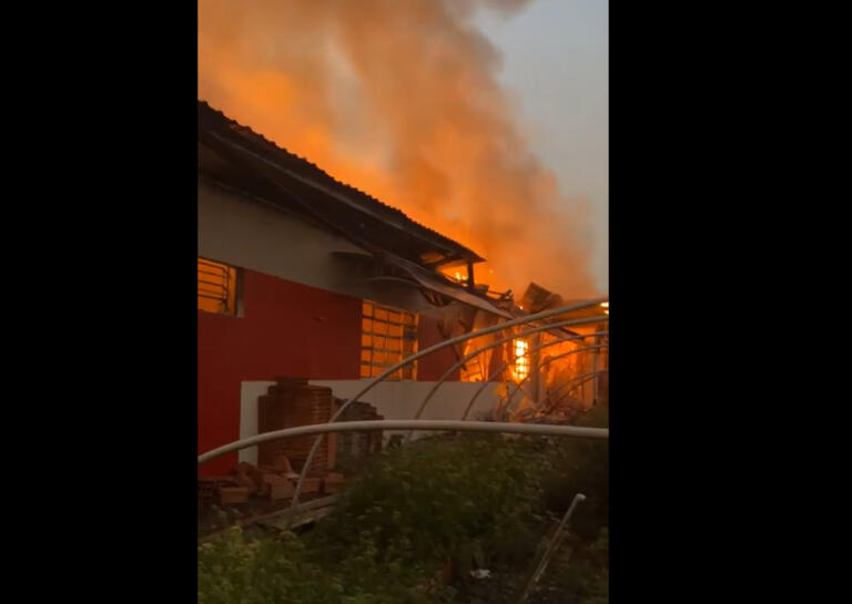 Incêndio de grandes proporções destrói Apae no interior do Paraná