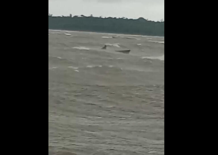 Barco naufraga em Porto Mendes após chuvas e ventos fortes