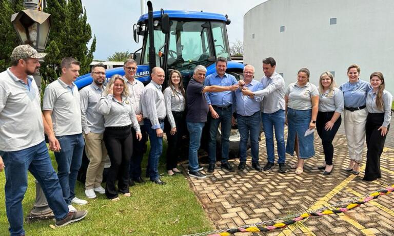 Deputado Sergio Souza viabiliza trator agrícola para Pato Bragado