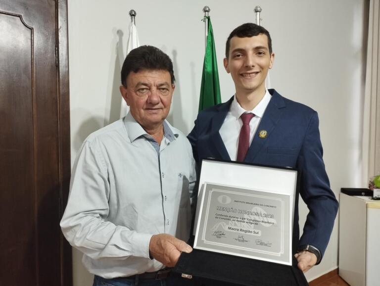 Nova-santa-rosense conquista Menção Honrosa por melhor artigo da região Sul