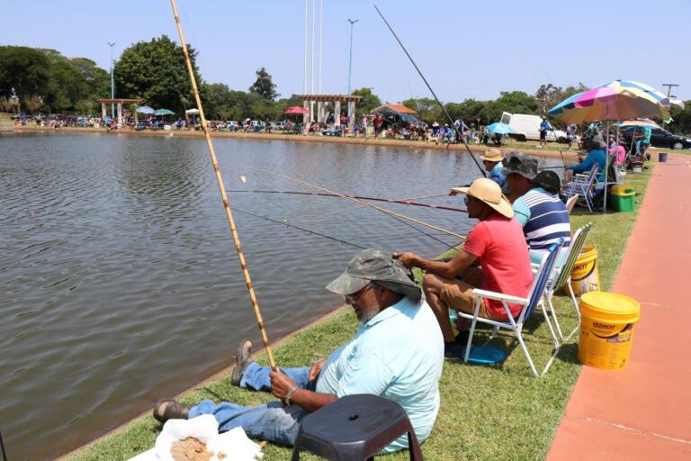Pescaria reúne muitas famílias nos lagos de Pato Bragado