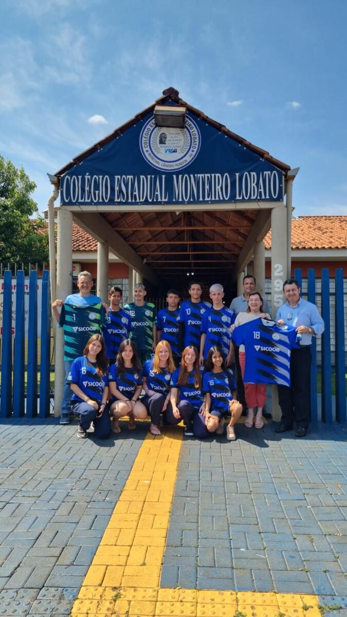 Sicoob entrega uniformes esportivos à Escola Estadual Monteiro Lobato