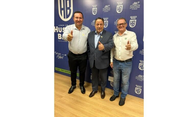 Prefeito de Mercedes assina convênio para compra de novo micro-ônibus para a Saúde