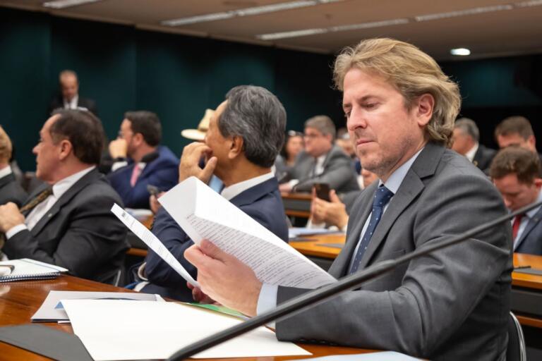 Projeto de Zeca Dirceu prevê subvenção de R$ 2 bilhões aos produtores de leite