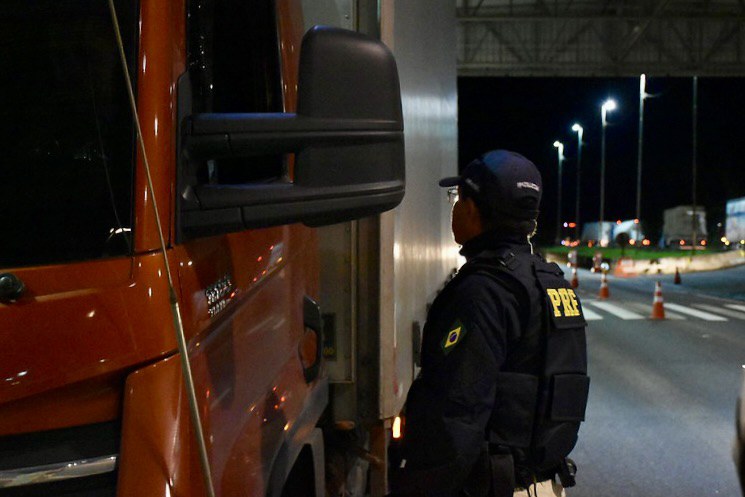 PRF apreende cinco adolescentes que tentavam assaltar caminhoneiros no Paraná