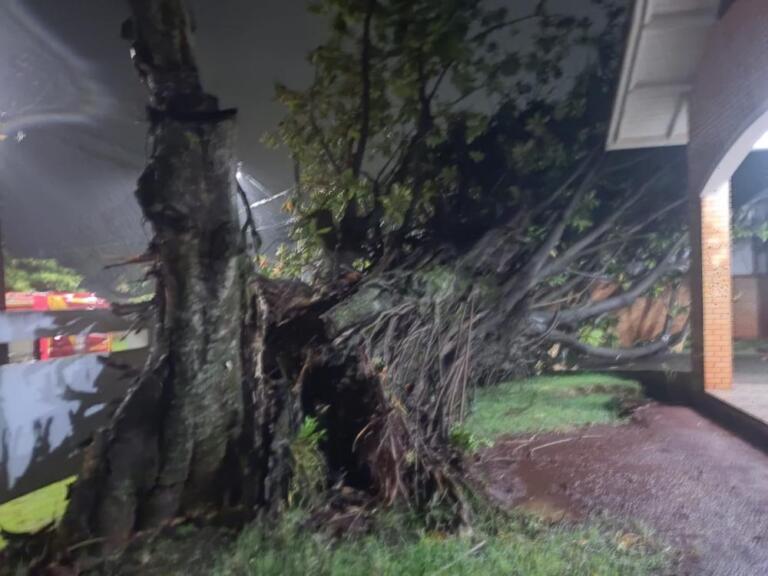 Ventos fortes causam danos no Hospital Dr. Cruzatti; Defesa Civil emite alerta