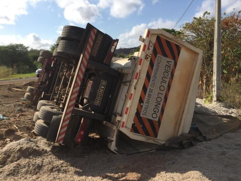 Carreta com placas de Nova Santa Rosa tomba e motorista morre no Ceará