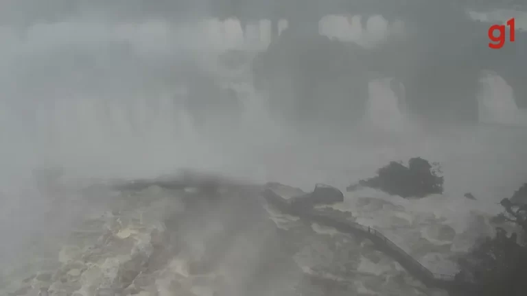 Vazão das Cataratas do Iguaçu ultrapassa 10,8 milhões de litros por segundo e passarela é fechada