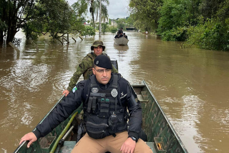 Para evitar saques, Patrulha Costeira e BPFron reforçam policiamento em cidade alagada