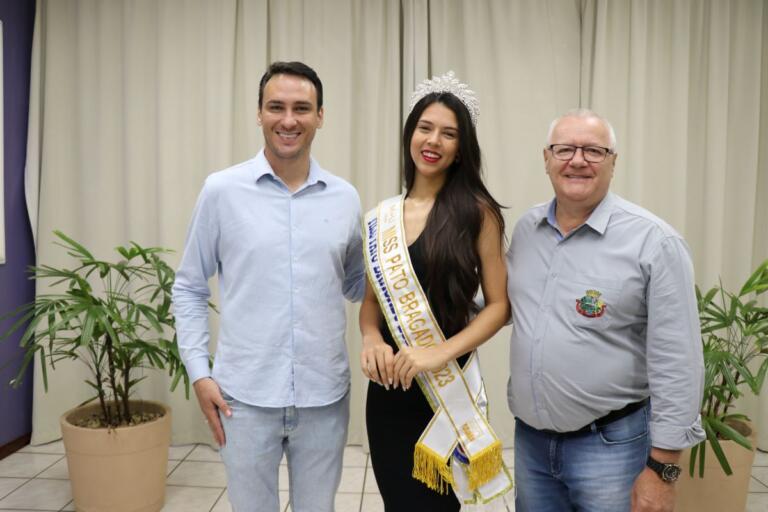 Miss Pato Bragado recebe faixa para representar município no Miss Universo Paraná 2024