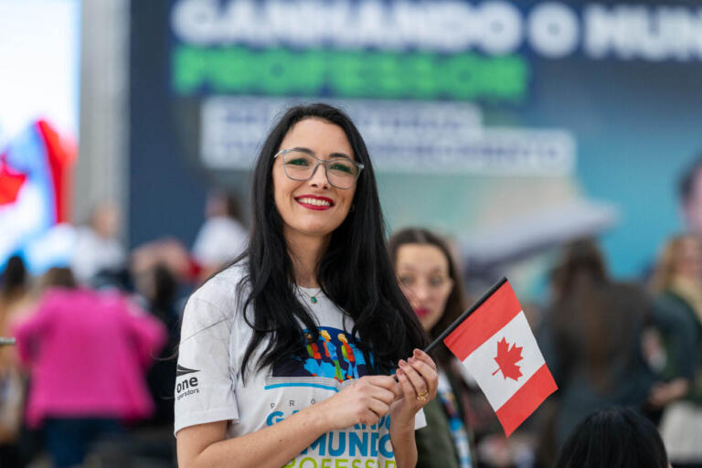 Professores selecionados do programa Ganhando o Mundo embarcam neste sábado