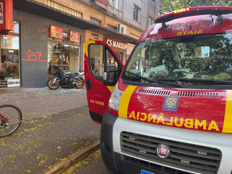 Caminhonete fecha motocicleta que bate contra blindex de loja no centro Marechal Rondon