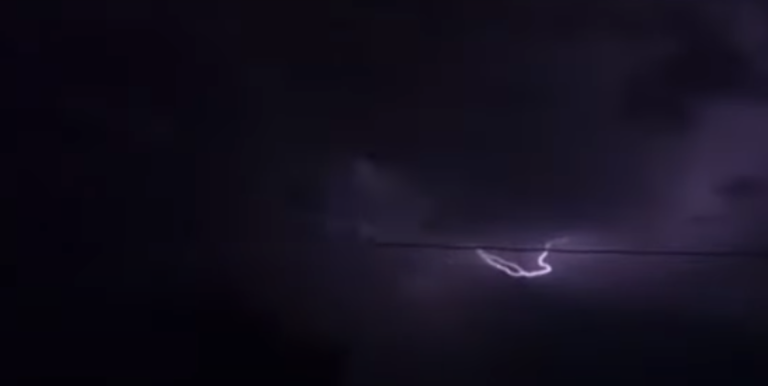 Vídeo mostra tempestade de raios no Paraná; meteorologistas alertam para novos vendavais e chuva de granizo