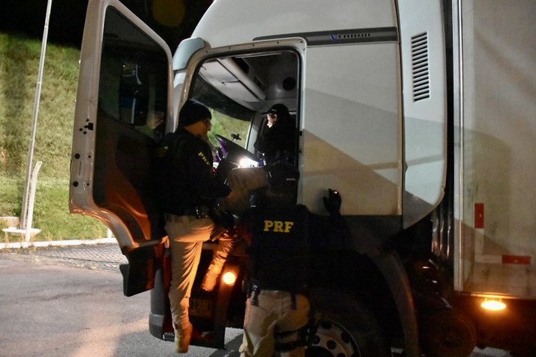 Carga de frango escondia mais de uma tonelada de maconha no Paraná