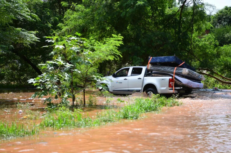 Aumento de 16 vezes na vazão das Cataratas do Iguaçu influencia inundações no Paraguai e famílias precisam ser removidas de casa
