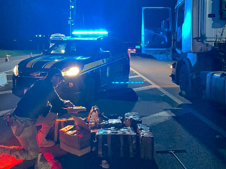 PRF apreende 800 quilos de maconha em duas ocorrências na tríplice fronteira no Paraná