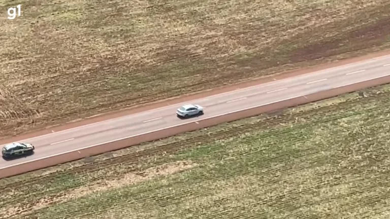 Jovem foge de abordagem, é perseguido por helicóptero e viatura, bate carro e é preso