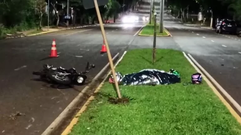 Passageira morre após moto atingir placa de sinalização em Toledo