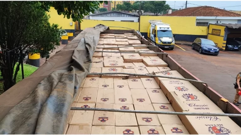 Carreta carregada com R$ 1 milhão em cigarros é apreendida na região de Toledo