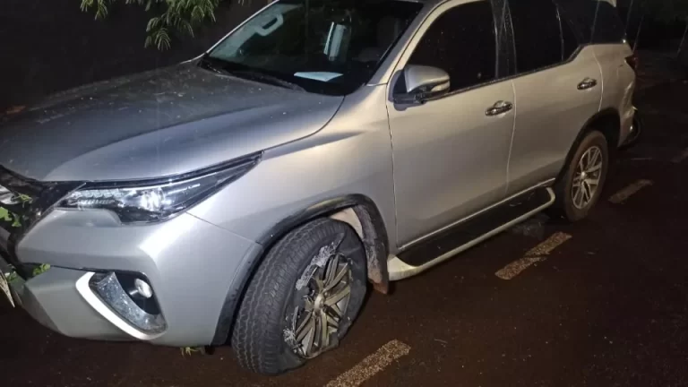 Carro furtado é apreendido após perseguição policial em Toledo