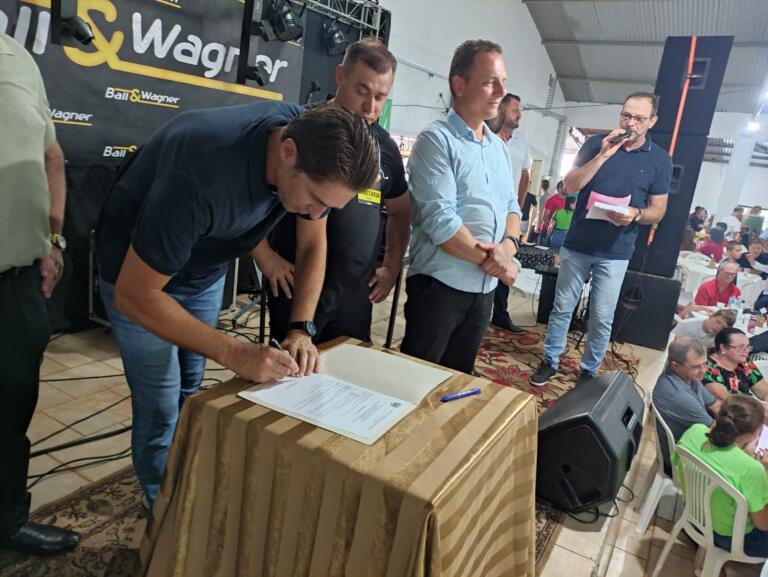 Ordem de serviço para pavimentação de ruas de São Roque é assinada