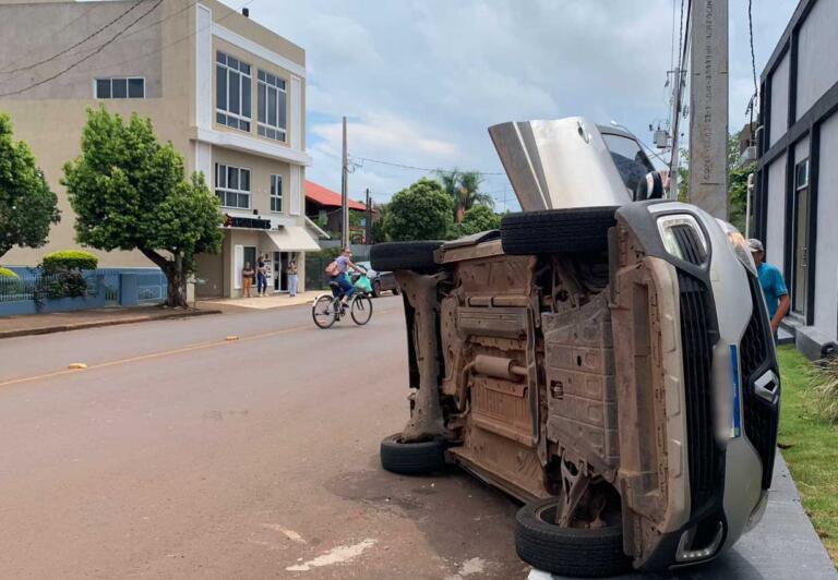 Carro capota em acidente no centro de Marechal Rondon; vídeo