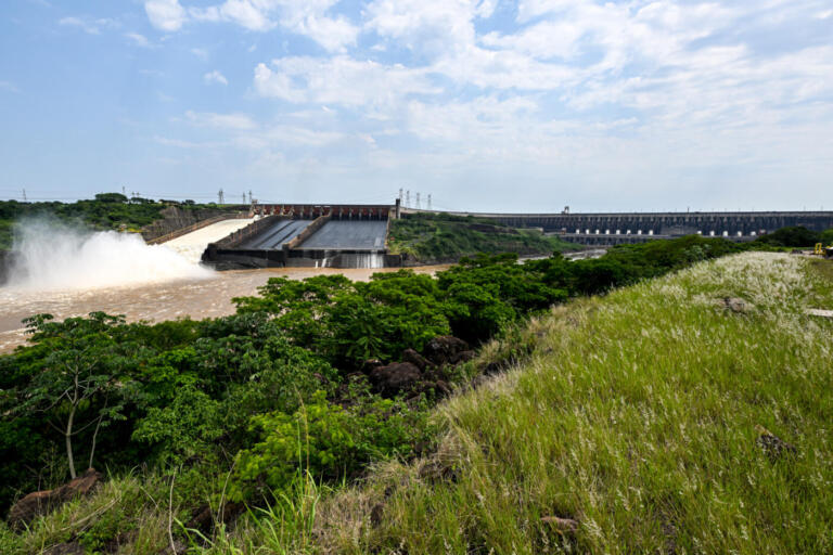 Vertedouro da usina de Itaipu será fechado neste domingo