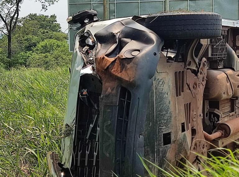 Veículo de funerária capota entre Marechal Rondon e Curvado