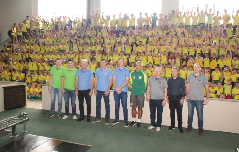 Encerramento das atividades do ano das Escolinhas da AACC reúne centenas de crianças