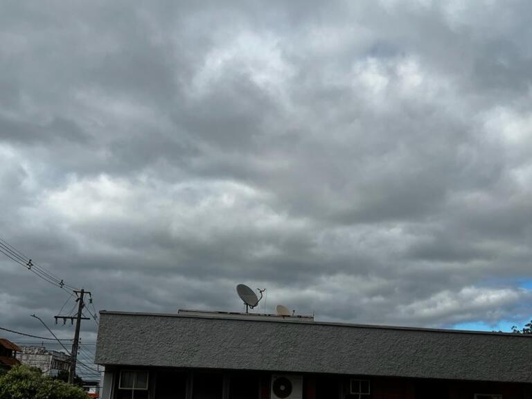 Sábado amanhece nublado e com temperatura baixa; veja a previsão do tempo