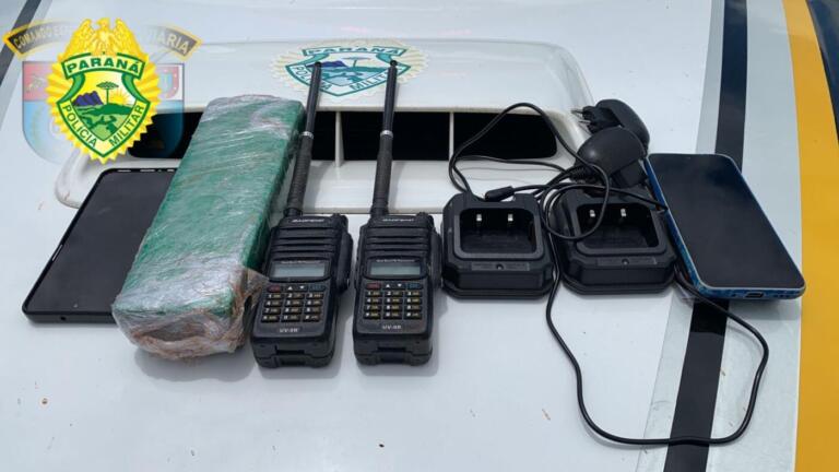 PRE prende duas pessoas com maconha e rádios comunicadores em Itaipulândia