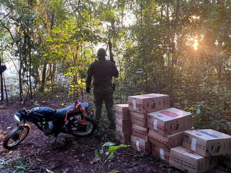 Cigarros contrabandeados e motocicleta são apreendidos pelo BPFron às margens do Rio Paraná em Guaíra