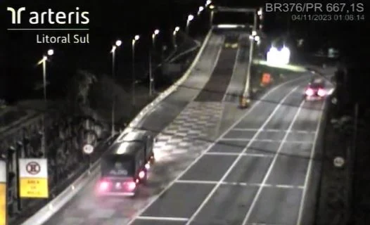 Sem freios, caminhão usa área de escape da BR-376; veja o vídeo