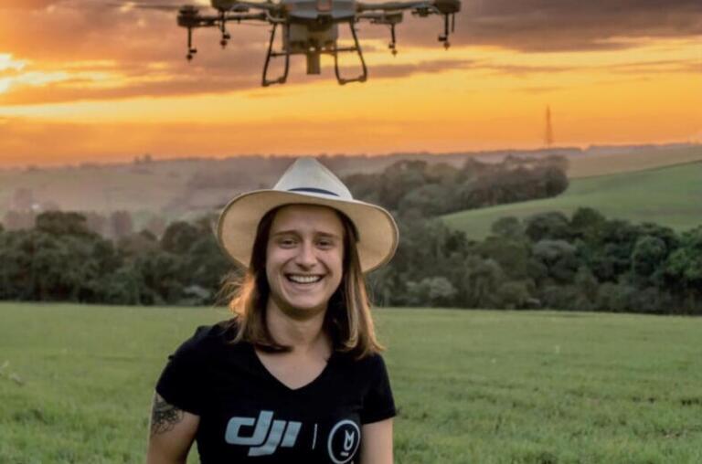 Moradora do Oeste formada na Unioeste é a 1ª instrutora de drone do Brasil