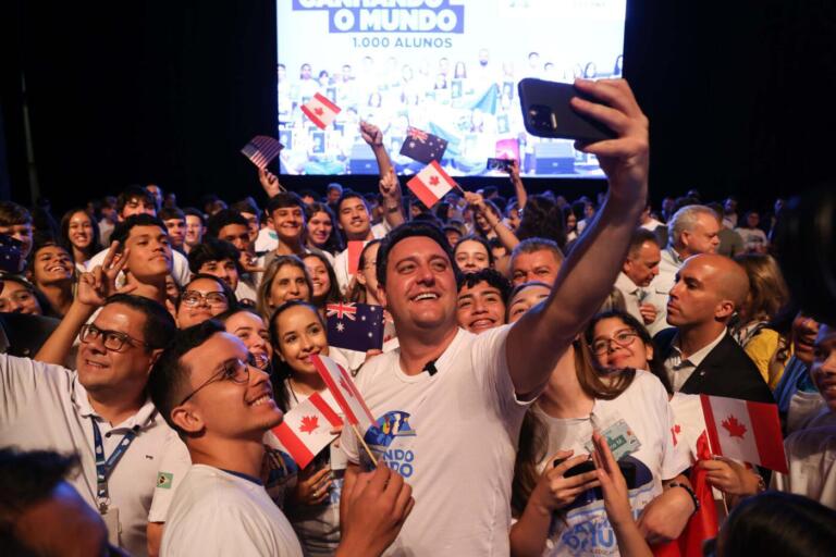 Mil estudantes do Ganhando o Mundo iniciam preparação para intercâmbios em cinco países