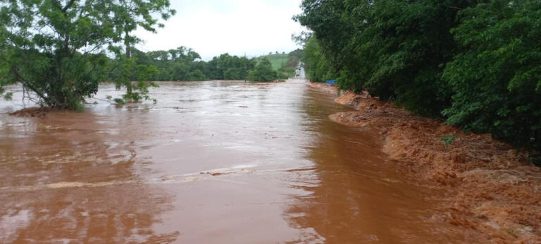 Rio transborda e bloqueia PR-495 entre Missal e Medianeira