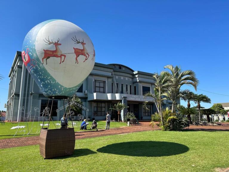 Decoração natalina começa a tomar corpo em Mercedes
