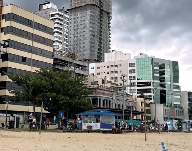 Vizinha da glamourosa “Dubai brasileira” olha para cima para preservar o sol, mas descuida com as calçadas