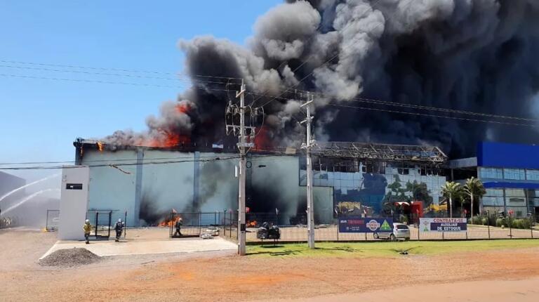 Incêndio devasta indústria às margens da BR-277 em Cascavel