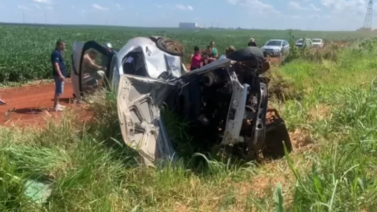 Duas pessoas morrem após carro bater em veículos e capotar em plantação