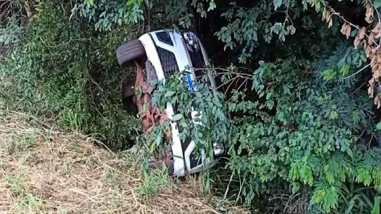 Carro é abandonado em barranco às margens da PR-317