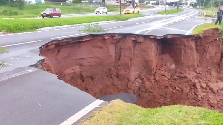 Cratera se forma em trecho da PR-323 na região de Umuarama