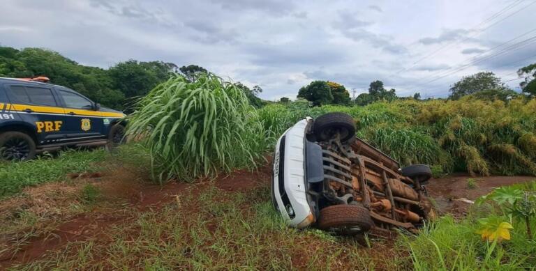 Amarok capota na BR-467 e para dentro de riacho entre Toledo e Cascavel